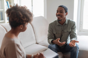 Man talks to therapist about the benefits of cocaine rehab that he has experienced